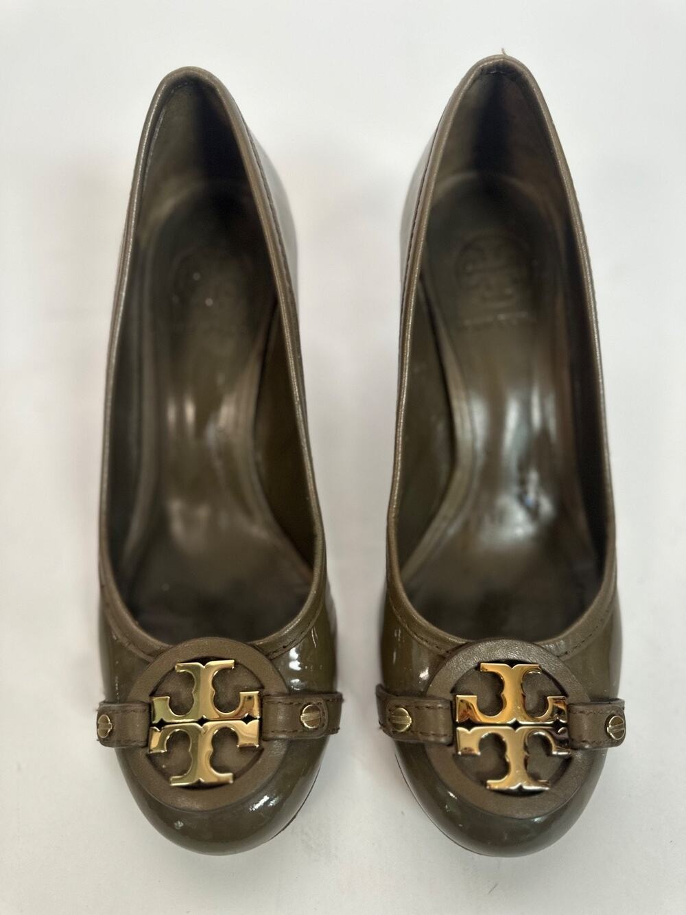 Tory Burch Olive Green Patent Leather Pumps Heels Size 7 Gold Logo Medallion